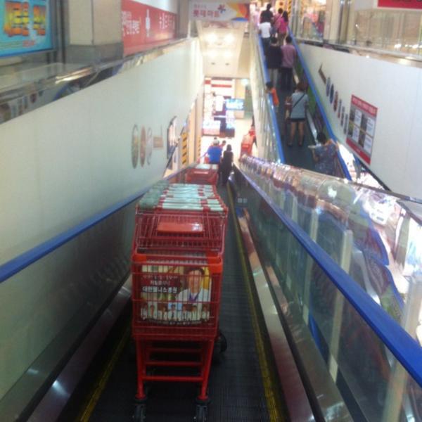 Photo taken at 롯데마트 (LOTTE Mart) by Jinsuk P. on 7/6/2012