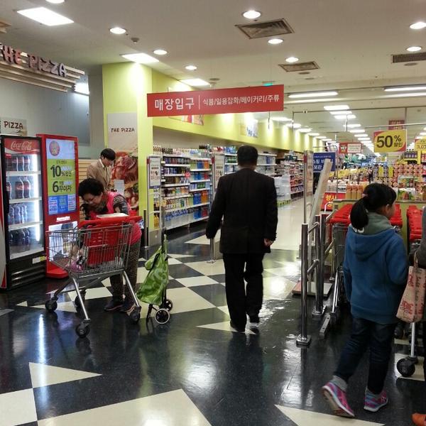 Photo taken at 홈플러스 (Home plus) by 아영 on 11/19/2013