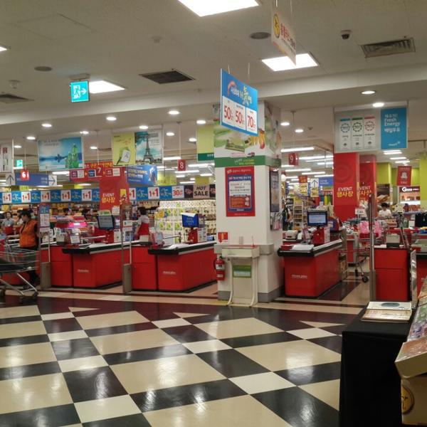 Photo taken at 홈플러스 (Home plus) by Lee L. on 8/3/2014