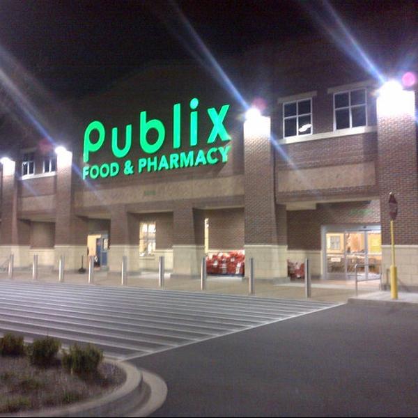 Photo taken at Publix Super Market at Northshore Town Center by Reaganista on 12/31/2012-美国田纳西州诺克斯维尔镇中心大道2010 Photo taken at Publix Super Market at Northshore Town Center by Reaganista on 12/31/2012