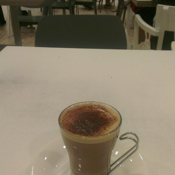 Photo taken at Waitrose by Ian M. on 7/4/2013-英国利兹米恩伍德卡尔顿大道 Photo taken at Waitrose by Ian M. on 7/4/2013