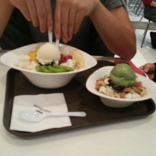 Photo taken at 롯데마트 (Lotte Mart) by 낭만엥구 J. on 10/5/2013