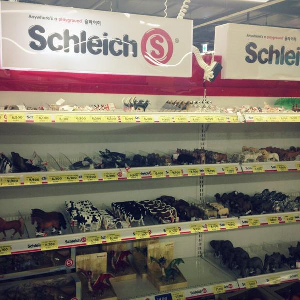 Photo taken at 롯데마트 (Lotte Mart) by Heejin K. on 5/4/2013