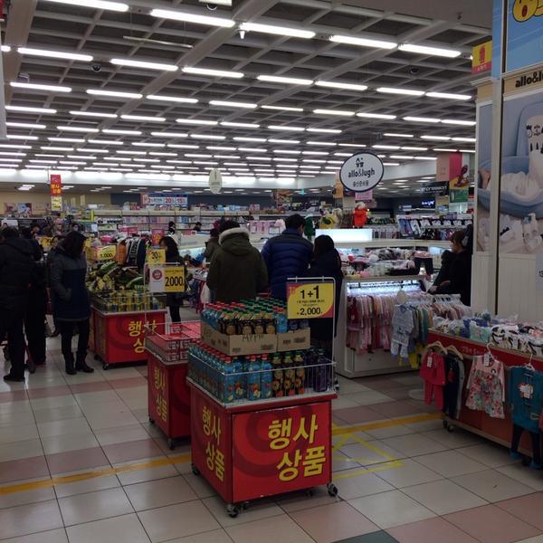 Photo taken at 홈플러스 (Home Plus) by Peter K. on 1/11/2014