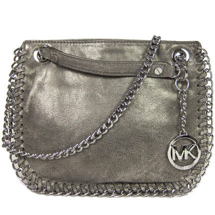 【周周下】MICHAEL KORS 炼带素面皮革半圆斜背包(雾灰) 【周周下】MICHAEL KORS 炼带素面皮革半圆斜背包(雾灰)