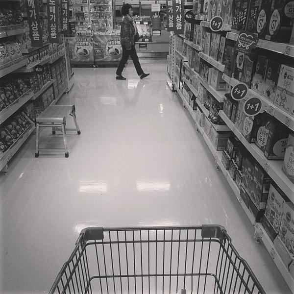 Photo taken at 홈플러스 / Home Plus by Xelloss P. on 11/24/2013