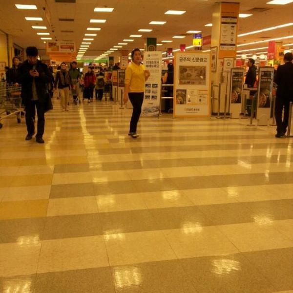 Photo taken at E-Mart by Choi G. on 3/31/2012-江原道春川市京春2341易买得超市 Photo taken at E-Mart by Choi G. on 3/31/2012