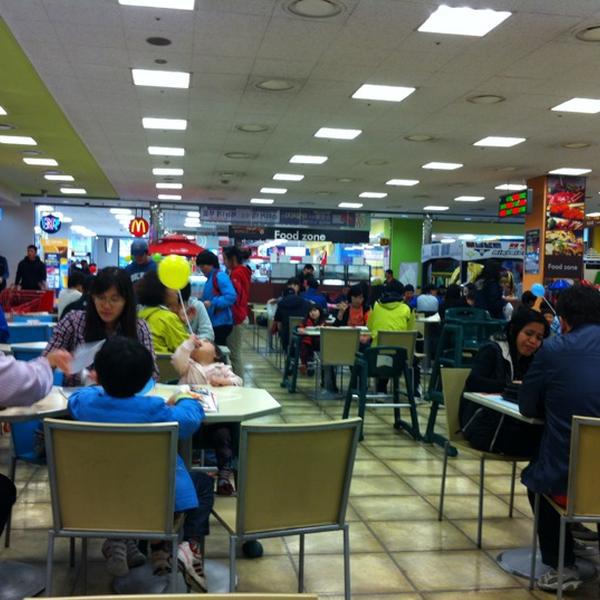 Photo taken at 홈플러스 / Home plus by Woo Suk J. on 4/21/2012-大田东区1282 Photo taken at 홈플러스 / Home plus by Woo Suk J. on 4/21/2012