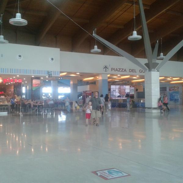 Photo taken at Auchan by Serkan Y. on 7/14/2014-意大利西西里岛卡塔尼亚外卡塔尼亚 Photo taken at Auchan by Serkan Y. on 7/14/2014