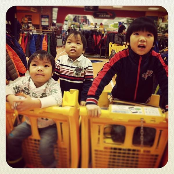 Photo taken at 이마트 / E-mart by Kim J. on 1/26/2013-蔚山市南区48号易买得超市 Photo taken at 이마트 / E-mart by Kim J. on 1/26/2013