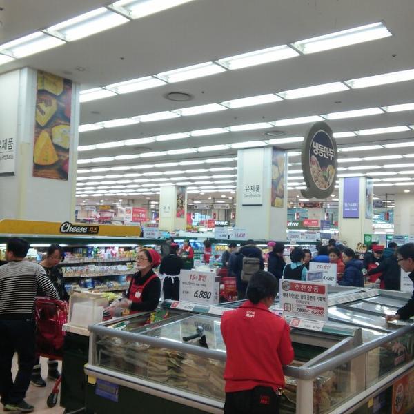 Photo taken at 롯데마트 (LOTTE Mart) by Kyutae T. on 1/17/2015-首尔九老区482乐天超市 Photo taken at 롯데마트 (LOTTE Mart) by Kyutae T. on 1/17/2015