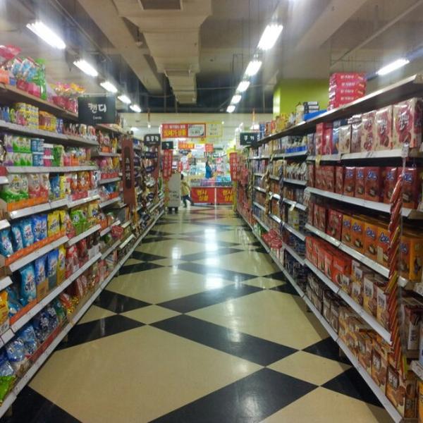 Photo taken at 홈플러스 (Home plus) by 승훈 이. on 10/27/2012-大邱市东区东村路127号(东村店) Photo taken at 홈플러스 (Home plus) by 승훈 이. on 10/27/2012