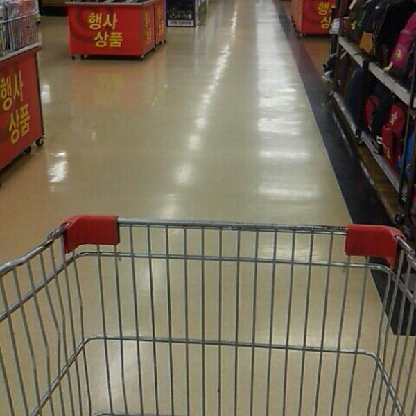 Photo taken at 홈플러스 (Home plus) by 승훈 이. on 2/7/2014-大邱市东区东村路127号(东村店) Photo taken at 홈플러스 (Home plus) by 승훈 이. on 2/7/2014