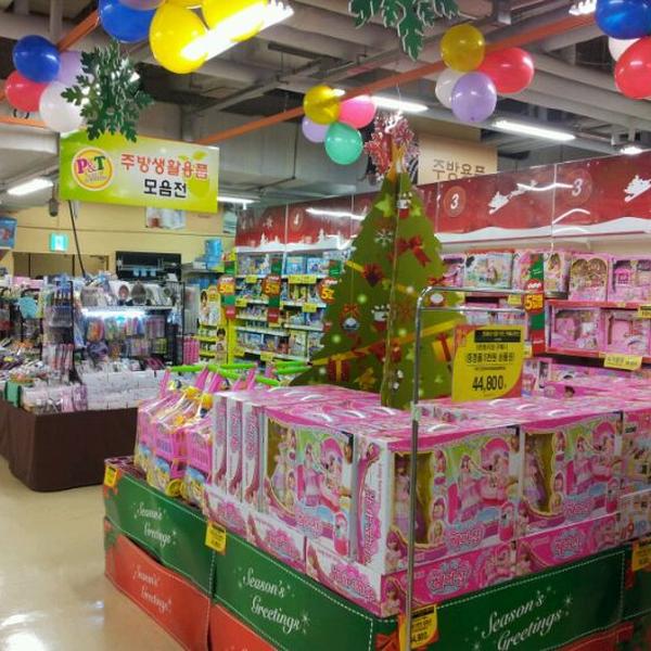 Photo taken at 홈플러스 (Home plus) by 승훈 이. on 12/14/2011-大邱市东区东村路127号(东村店) Photo taken at 홈플러스 (Home plus) by 승훈 이. on 12/14/2011