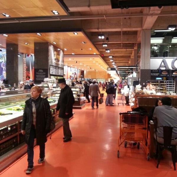 Photo taken at Loblaws by RAUL E. on 2/2/2013-加拿大多伦多卡尔顿街60 Photo taken at Loblaws by RAUL E. on 2/2/2013
