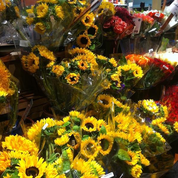 Photo taken at Whole Foods Market by Gina G. on 5/22/2011-加利福尼亚州长滩太平洋海岸高速路6550号(在第二大街和圣加布里埃尔河之间) Photo taken at Whole Foods Market by Gina G. on 5/22/2011