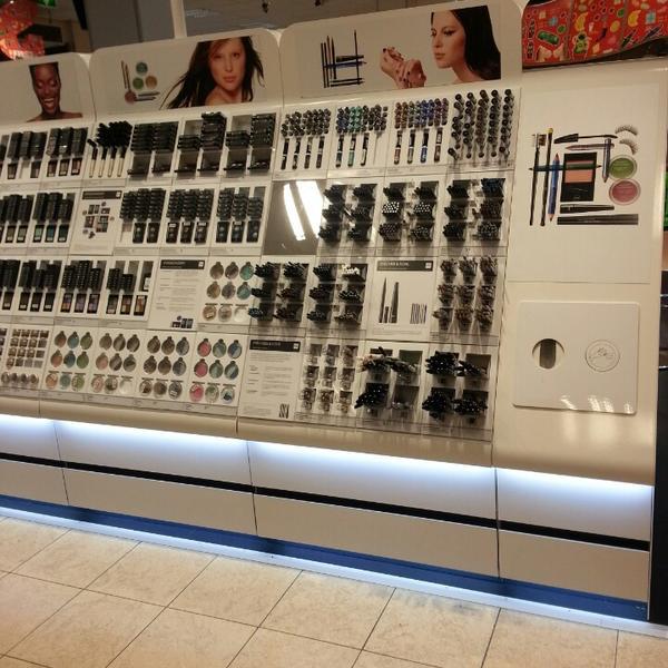 Photo taken at HEMA by Halandinh on 12/4/2013