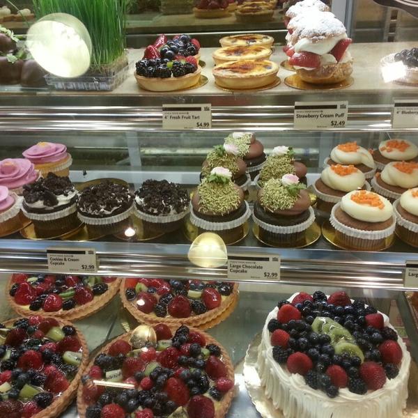 Photo taken at Whole Foods Market by Samantha B. on 4/14/2013-美国伊利诺斯州芝加哥科技教育107运河南街1101 Photo taken at Whole Foods Market by Samantha B. on 4/14/2013