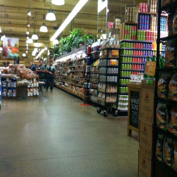 Photo taken at Whole Foods Market by Mel C. on 6/1/2012-美国伊利诺斯州芝加哥科技教育107运河南街1101 Photo taken at Whole Foods Market by Mel C. on 6/1/2012