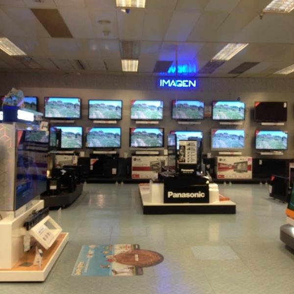 Photo taken at El Corte Inglés by cuadrodemando (. on 10/31/2012