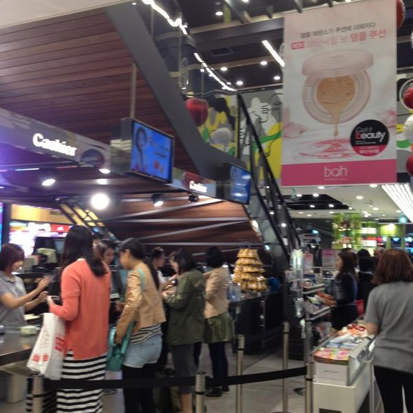 Photo taken at 올리브영 (OLIVE YOUNG) Lifestyle Experience Center by SJL on 5/9/2014-首尔特别市中区明洞53号总店OliveYoung美妆店 Photo taken at 올리브영 (OLIVE YOUNG) Lifestyle Experience Center by SJL on 5/9/2014