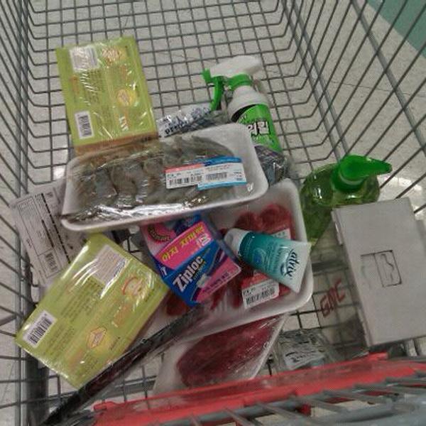 Photo taken at 이마트 (e-mart) by ByungKyu J. on 1/14/2012