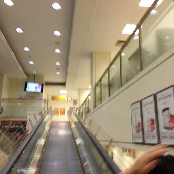 Photo taken at 이마트 (e-mart) by Simon K. on 8/16/2013