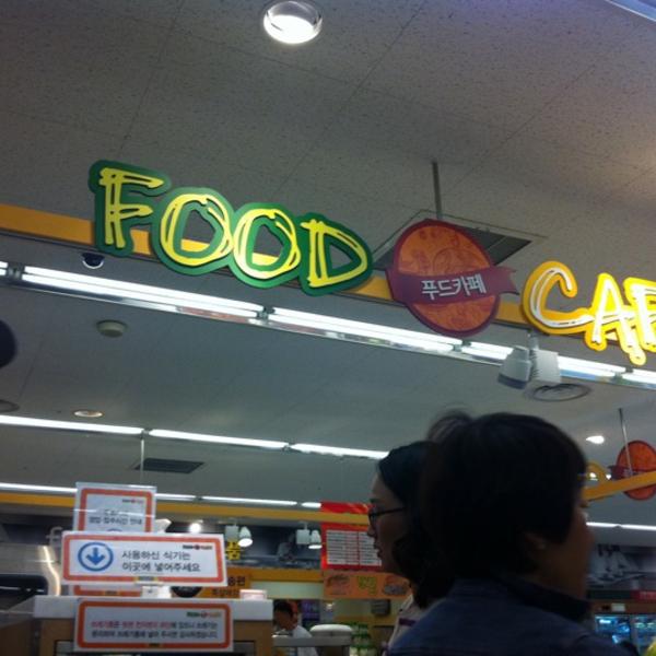 Photo taken at 이마트 (e-mart) by Jungran P. on 9/11/2011