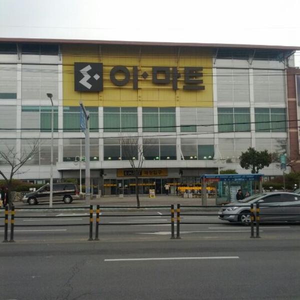 Photo taken at 이마트 (e-mart) by iPeter K. on 3/18/2012-京畿道高阳市西区798易买得超市 Photo taken at 이마트 (e-mart) by iPeter K. on 3/18/2012