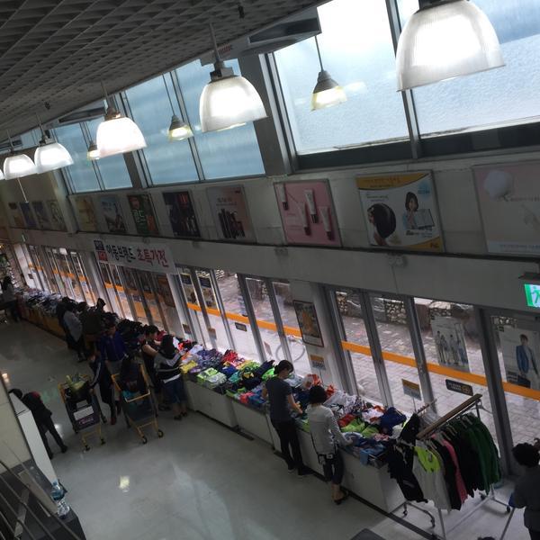 Photo taken at 이마트 (e-mart) by Kim J. on 5/3/2015-京畿道高阳市西区798易买得超市 Photo taken at 이마트 (e-mart) by Kim J. on 5/3/2015