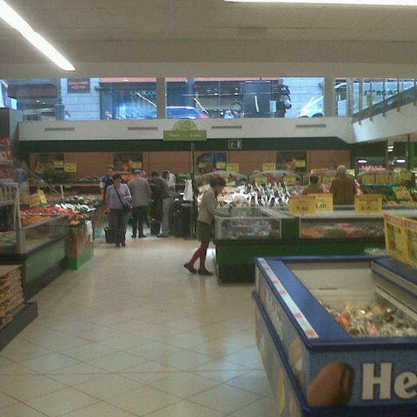 Photo taken at Mercadona by David G. on 11/10/2012