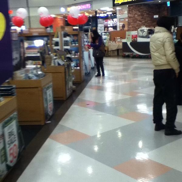 Photo taken at 홈플러스 (Home plus) by Huiyoung R. on 11/28/2013