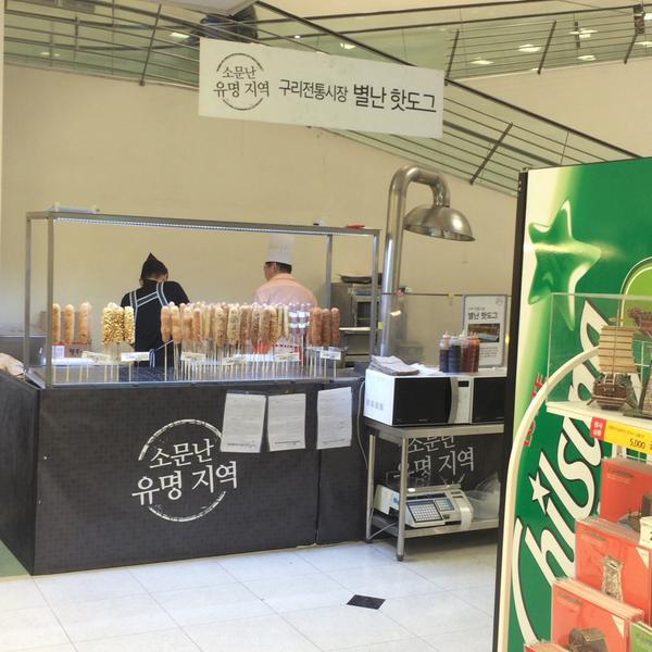 Photo taken at 이마트 (e-mart) by DY K. on 4/8/2015