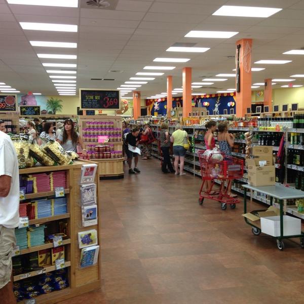 Photo taken at Trader Joes by Eat O. on 7/27/2013-美国佛罗里达州萨拉索塔塔米亚米街南4101 Photo taken at Trader Joes by Eat O. on 7/27/2013