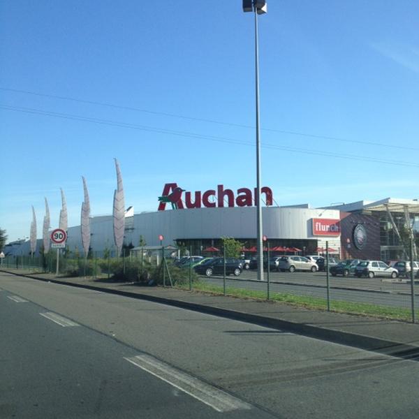 Photo taken at Auchan by Damien J. on 8/11/2012-法国卢瓦尔沙佩勒圣奥班萨卡特卡斯州僧侣磨坊 Photo taken at Auchan by Damien J. on 8/11/2012