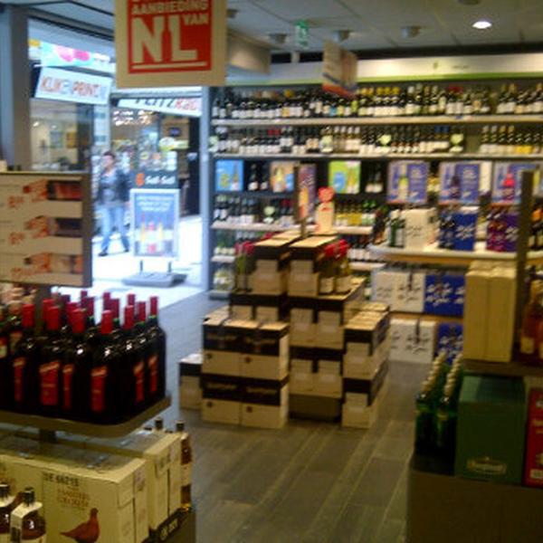 Photo taken at Gall & Gall by Gabri V. on 6/8/2011