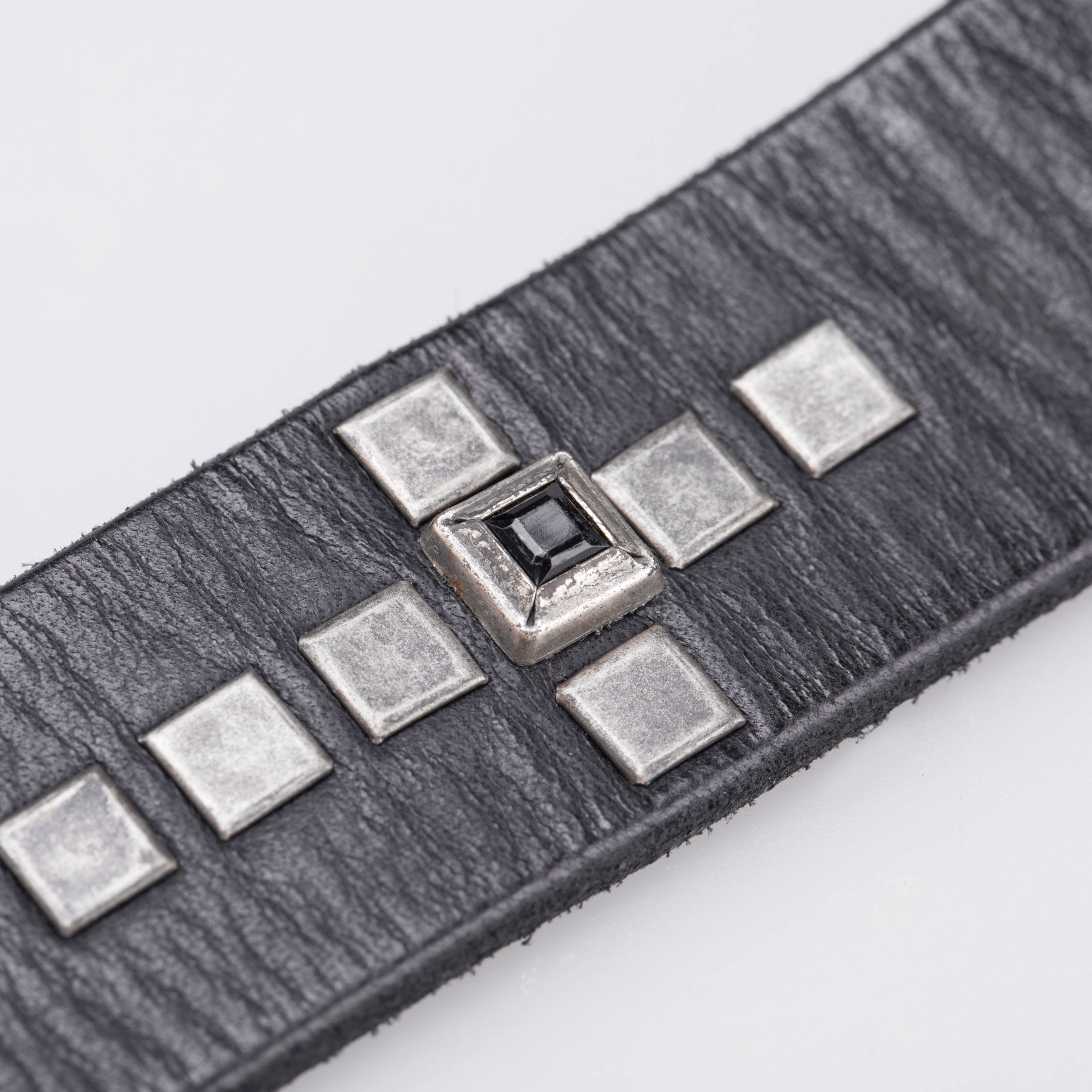 意大利进口珍珠鱼皮带-Martinica镶十字形方形铆钉皮带